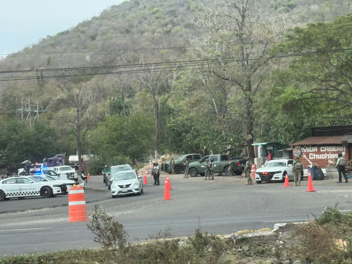 Diario_deColima's tweet photo. 🚨#AlMomento
Reportan una fuerte presencia de elementos de seguridad en la entrada de Madrid, por el libramiento
#MadridColima #SeguridadColima #Tecomán #DiarioDeColima https://t.co/fTX8taFC5b
