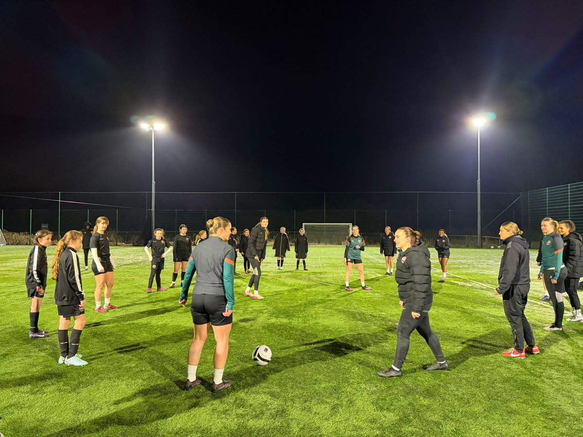 mufcyorkroadwfc's tweet photo. Inspiring The Next Generation 💭 | MUWFC invited youngsters from @MUFCPerformance down to training last week - an enjoyable night for all🫸🫷 https://t.co/iaUYtJqNUs