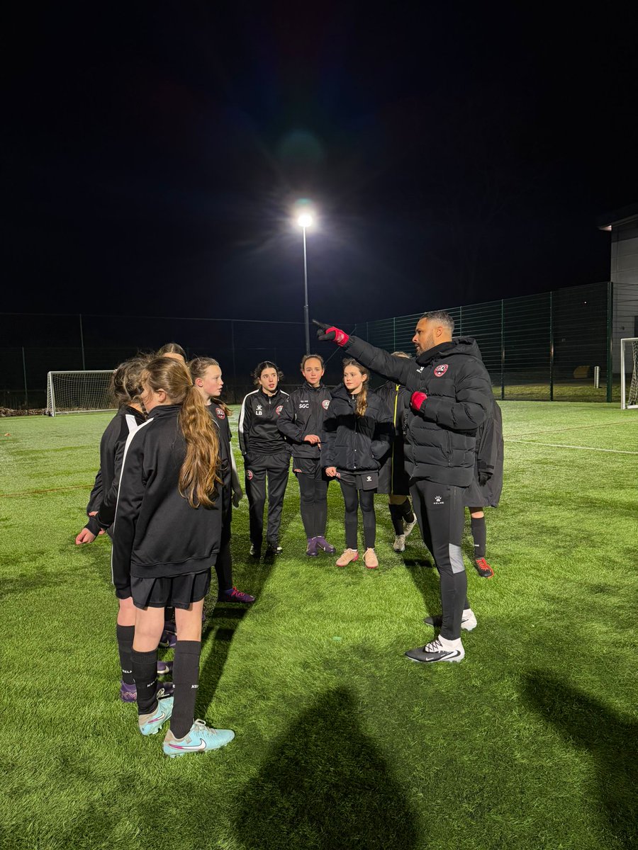 mufcyorkroadwfc's tweet photo. Inspiring The Next Generation 💭 | MUWFC invited youngsters from @MUFCPerformance down to training last week - an enjoyable night for all🫸🫷 https://t.co/iaUYtJqNUs