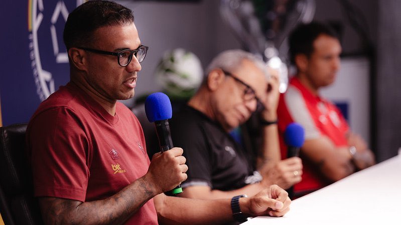 O semblante cabisbaixo de Hélio dos Anjos tem um motivo

ele sabe que a camisa do Sport vai pesar na final

tanto que ele tem mas títulos no Sport do que no atual clube:

Hélio no Sport = 3 títulos 
Hélio no nautico = 2 títulos