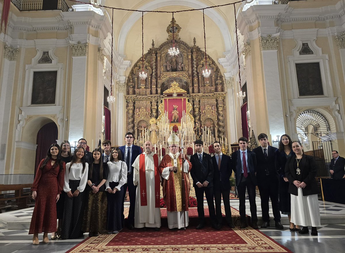 ArzobispoSaiz's tweet photo. En la parroquia de san Jacinto, de Triana, #Sevilla, 20 jóvenes de la Hermandad de la Estrella, @hdadlaestrella, han recibido el don del Espíritu Santo por el sacramento de la Confirmación. Llamados a ser testigos de la Verdad en el mundo https://t.co/mLb0d6M04Q