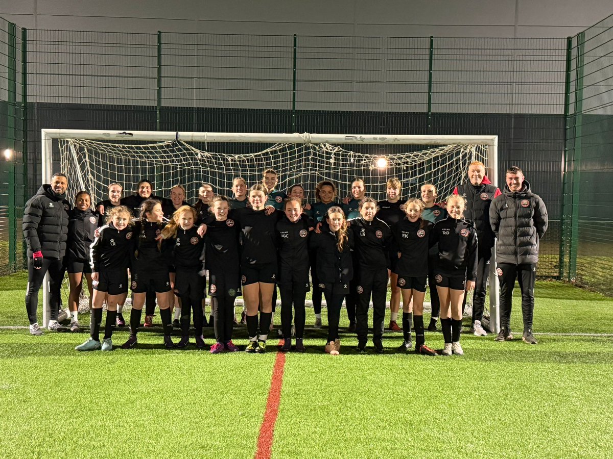 mufcyorkroadwfc's tweet photo. Inspiring The Next Generation 💭 | MUWFC invited youngsters from @MUFCPerformance down to training last week - an enjoyable night for all🫸🫷 https://t.co/iaUYtJqNUs