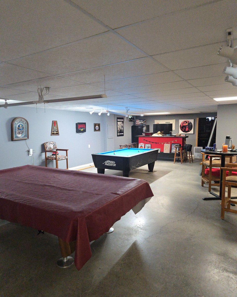 poolplayers's tweet image. League night doesn’t always end at the bar… sometimes it continues at home. 👀

We’re featuring two more incredible home pool rooms — and the details are 🔥 #apapool #pooltable #poolplayer #billiards

Right 📷 Shawn Flint
Left 📷 Richard Stokes