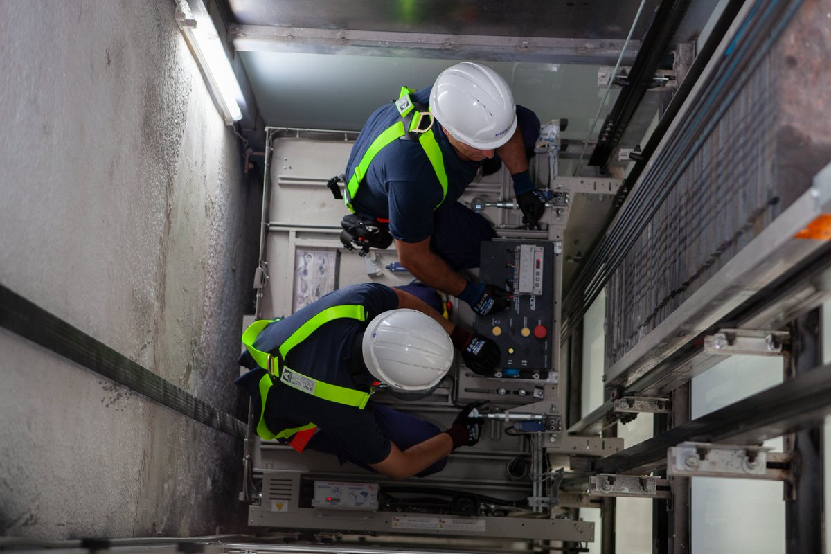 ¿Y si se rompe el cable del ascensor?

Los ascensores incorporan:
 🔧 Varios cables de suspensión
 🛑 Un sistema “paracaídas” que bloquea la cabina si detecta exceso de velocidad
Ingeniería diseñada para que viajes con tranquilidad.
#Seguridad #Mitos #Ingeniería #AscensoresDuplex