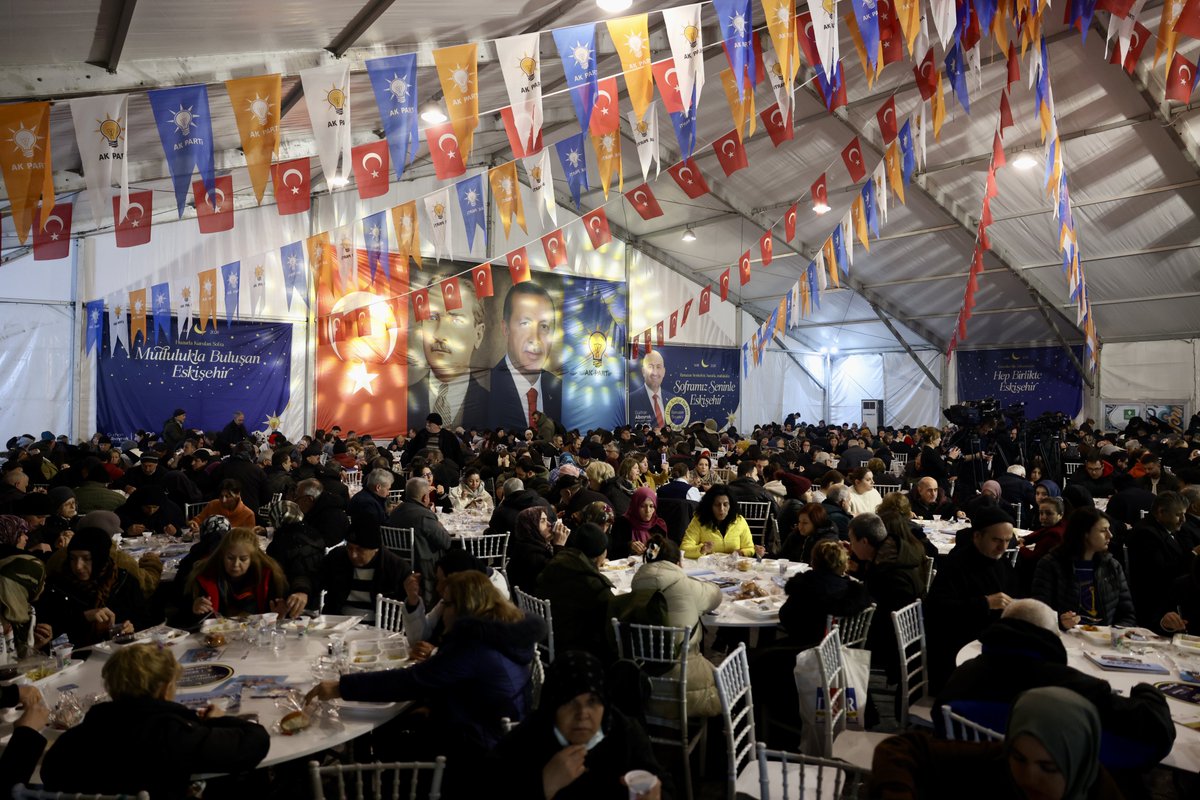 🌙 <a href="/AKEskisehir26/">AK Parti Eskişehir</a>’nın düzenlediği iftarda hemşehrilerimizle bir araya geldik. 

Soframızı Ramazan’ın rahmet ve huzuruyla bereketlendirdik. 

Aynı duaya “âmin”, aynı niyete ortak olduğumuz bu güzel buluşmada bir kez daha gördük ki;

#MilletimizleNiyetimizBir 🇹🇷