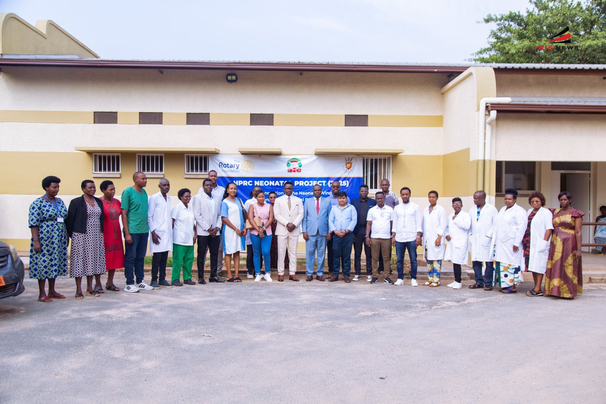 IrisNews_'s tweet photo. 💸🏥 | Le Rotary Club Bujumbura Great Lakes a procédé à la restitution officielle du projet néonatal d’environ 100 000 euros à l’@hprcinfo.

📌 Le programme associe la formation d’ingénieurs biomédicaux, rénovation des blocs de néonatologie et acquisition d’incubateurs, pour renforcer les soins aux nouveau-nés et améliorer le confort des mères.

La cérémonie de restitution, organisée ce vendredi 27 février 2026, marque l’aboutissement d’un projet qui s’inscrit dans la continuité de la Vision du Burundi 2040-2060. 

💬 Pour Dr Oscar Nimpaye, Directeur général de l’Hôpital Prince Régent Charles, le projet représente "un véritable soulagement pour le personnel et les patients. Les travaux incluant peinture, plomberie, électricité, toiture et pavements offrent désormais des infrastructures conformes aux normes sanitaires locales et aux standards de @WHO."

➡️ Le directeur a rappelé que ces améliorations permettront d’accueillir davantage de femmes et d’améliorer la qualité des soins, tout en appelant le personnel à veiller à l’entretien des locaux pour en garantir la pérennité.

#Burundi #InvestissementSanté #IrisNews