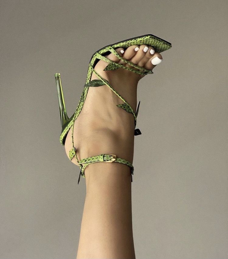 elanmood's tweet photo. versace heels https://t.co/CVXkcUprpt