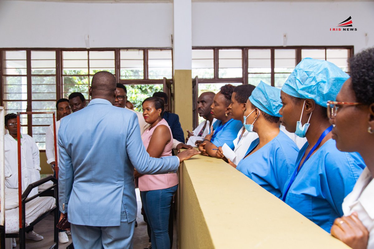 IrisNews_'s tweet photo. 💸🏥 | Le Rotary Club Bujumbura Great Lakes a procédé à la restitution officielle du projet néonatal d’environ 100 000 euros à l’@hprcinfo.

📌 Le programme associe la formation d’ingénieurs biomédicaux, rénovation des blocs de néonatologie et acquisition d’incubateurs, pour renforcer les soins aux nouveau-nés et améliorer le confort des mères.

La cérémonie de restitution, organisée ce vendredi 27 février 2026, marque l’aboutissement d’un projet qui s’inscrit dans la continuité de la Vision du Burundi 2040-2060. 

💬 Pour Dr Oscar Nimpaye, Directeur général de l’Hôpital Prince Régent Charles, le projet représente "un véritable soulagement pour le personnel et les patients. Les travaux incluant peinture, plomberie, électricité, toiture et pavements offrent désormais des infrastructures conformes aux normes sanitaires locales et aux standards de @WHO."

➡️ Le directeur a rappelé que ces améliorations permettront d’accueillir davantage de femmes et d’améliorer la qualité des soins, tout en appelant le personnel à veiller à l’entretien des locaux pour en garantir la pérennité.

#Burundi #InvestissementSanté #IrisNews