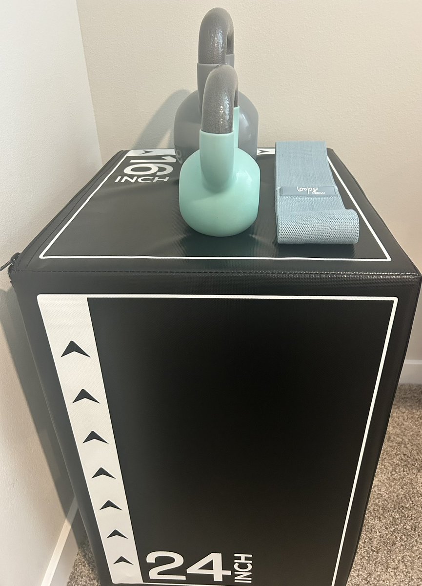 BTapintofitness's tweet photo. One thing I changed up with my marathon training block is doing more kettlebell based strength workouts and also added in box step work. I can tell my core is much stronger & so are my legs!
I highly recommend switching up the TYPE of strength training workouts you do. #runfit https://t.co/VkER9u55Sd