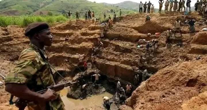 TangoDrc's tweet photo. 🛑 STOP AU PILLAGE !
​Mwangachuchu + M23 + Rwanda = Le triangle du vol à #Rubaya. 💎
​Le coltan congolais doit servir aux Congolais, pas à armer ceux qui nous tuent. La rupture de Tshisekedi avec Kagame commence par la libération de nos mines ! 🇨🇩✊ https://t.co/FwYjLwEVPh