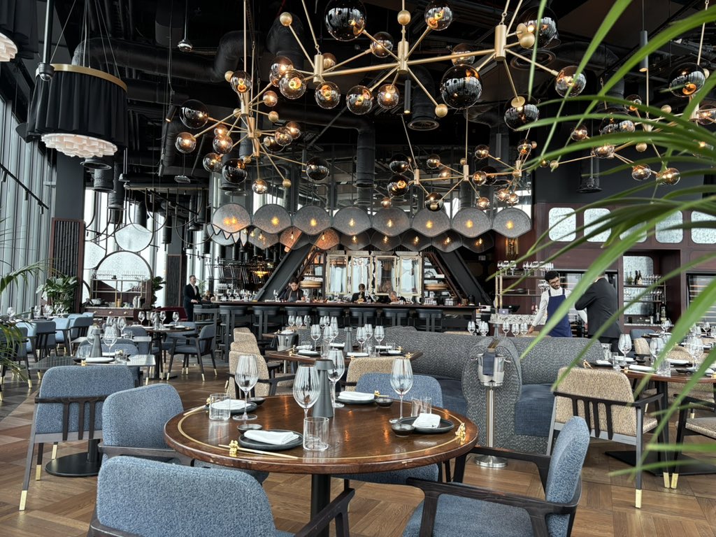 DuncanIrvine1's tweet image. ✨ Lunch vibes at Lucky Cat ✨
Sushi, sunshine, and good company — the perfect midday treat in the heart of London. 🍣🥢
The flavours were chefs-kiss 😍, the setting stylish, and the drinks even better. 🍹💫
22 Bishopsgate never looked so delicious! 😋
#LondonEats #LuckyCatLondon
