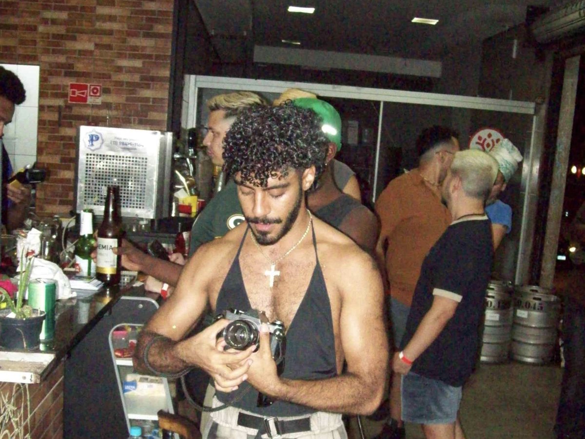 fillophane's tweet image. mas se eu to tirando a foto e vc tá tirando a foto, então quem tá pilotando o avião