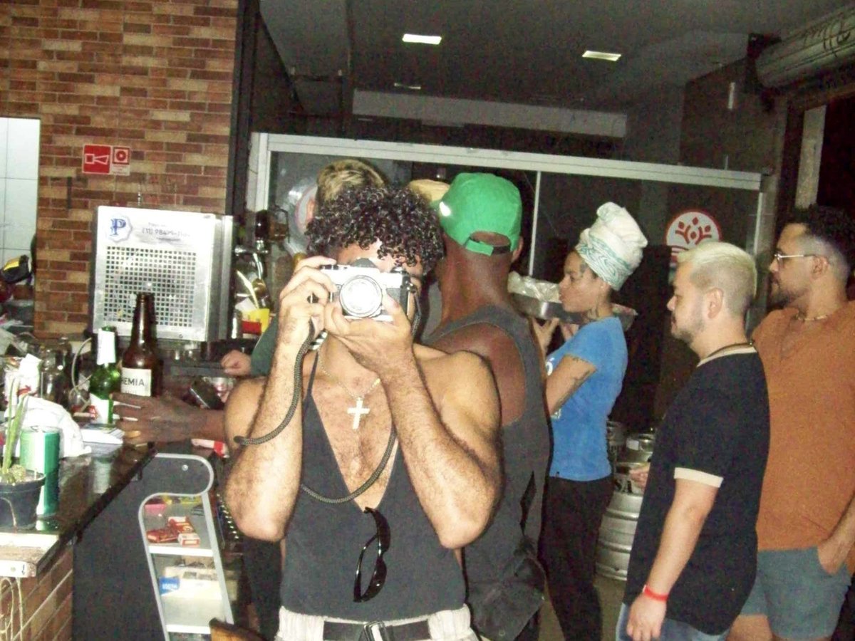 fillophane's tweet image. mas se eu to tirando a foto e vc tá tirando a foto, então quem tá pilotando o avião