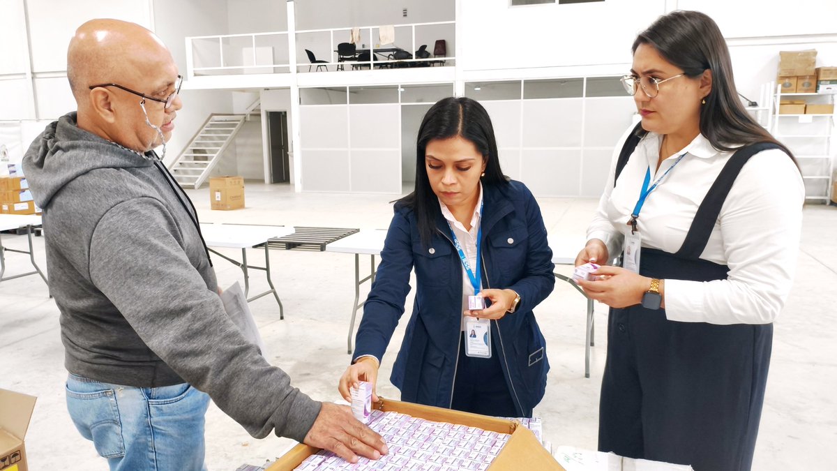 IESS_Loja's tweet photo. #IESSvigila | Durante la jornada se efectuó la verificación in situ de antihipertensivos, analgésicos y antidiabéticos 💉. La autoridad del @IESS_SSC constató condiciones adecuadas de almacenamiento, control y organización 📦. https://t.co/Po1xR3Yjxj