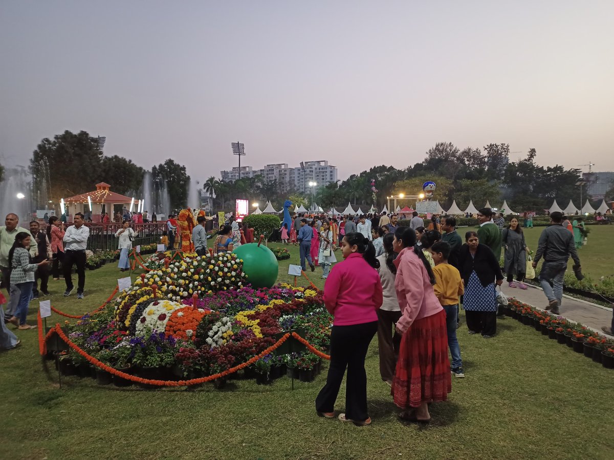OfficialGNIDA's tweet photo. #GNIDA द्वारा सम्राट मिहिर भोज पार्क में आयोजित चार दिवसीय #पुष्पोत्सव के दूसरे दिन बड़ी संख्या में लोगों की उपस्थिति दर्ज की गई।आकर्षक पुष्प आकृतियों के साथ सेल्फी लेने की होड़ दिखाई दी।प्रदर्शनी में 50 से अधिक वैरायटी के 70 हजार से अधिक पुष्प प्रदर्शित किए गए हैं। 
#Pushpotsav https://t.co/5mleaUO27w