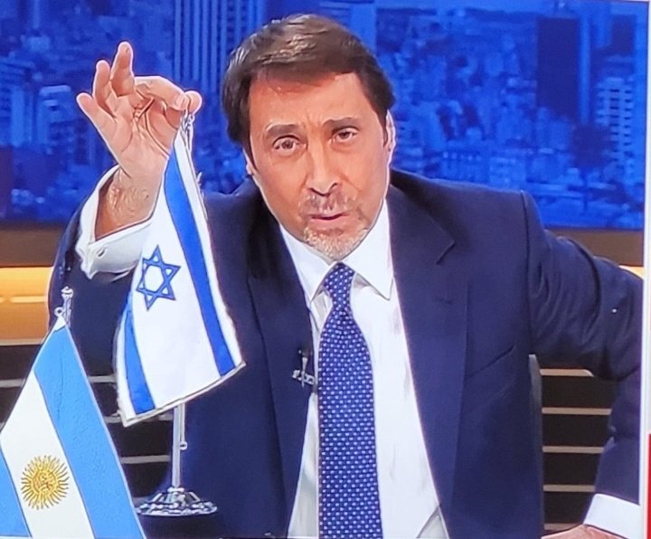Me pregunto porqué se permite que periodistas argentinos usen la bandera de israel en sus programas. Es algo muy extraño y.llamativo. No se puede servir a dos banderas.
Desde luego que el primer mal ejemplo lo ha dado Milei y su servidumbre explícita a EEUU e Israel contra la