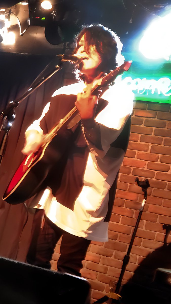 Petenshi_AKIRA's tweet photo. んでDAISUKEさん

やっぱりいい声＆唄だなぁと思う
聴かせる歌からのロリ萌えからの同じ笑顔での流れで
感情ジェットコースターでしたが😂

まさかの投げたピックのブーメランは死ぬほど笑った😂😂😂
流石のDAISUKEワールドでした https://t.co/GsaFvK1pAI