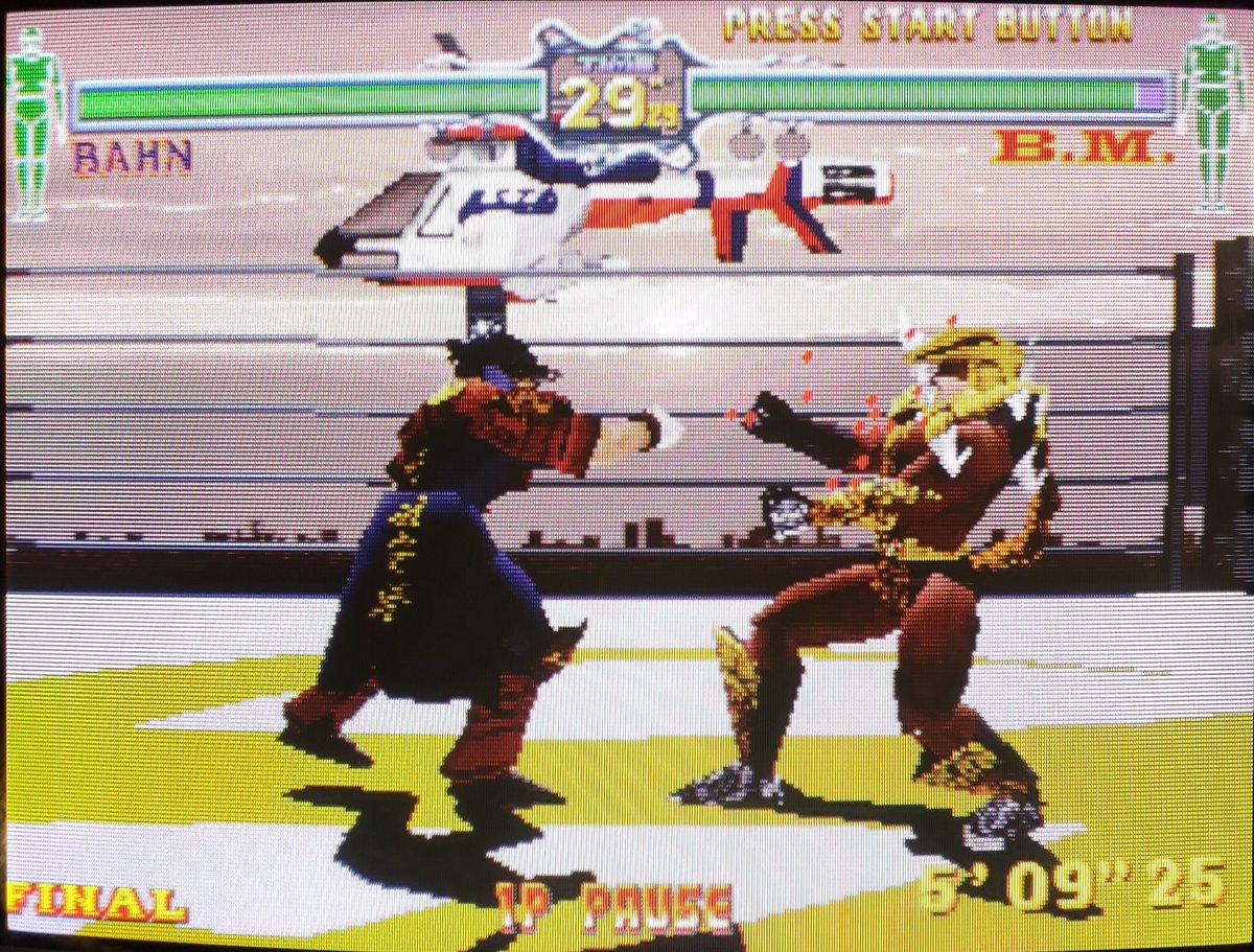 RetroBits8's tweet photo. Toca probar la nueva adquisición. Fighting Vipers para Sega Saturn!! AM2 siendo AM2!! 2 luchadores, una jaula y tortas a gogo!

#retrogames #segasaturn #AM2 https://t.co/bfVlmOvHKq