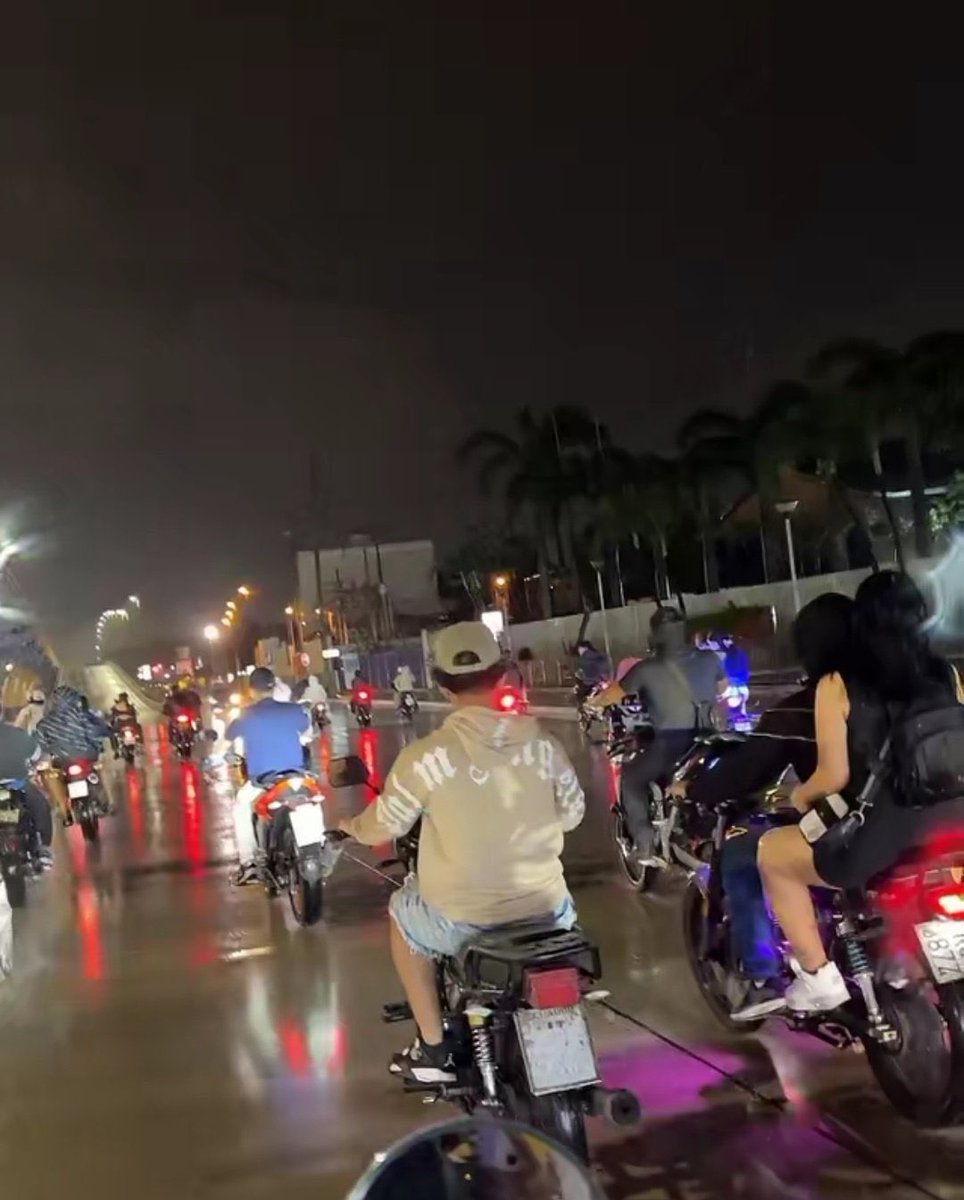 En la mañana vacunan con todo a la gente trabajadora. En la noche cuando tienen que estar para las rodadas GDO ahí si brillan por su ausencia. #GuayaquilSinAlcalde