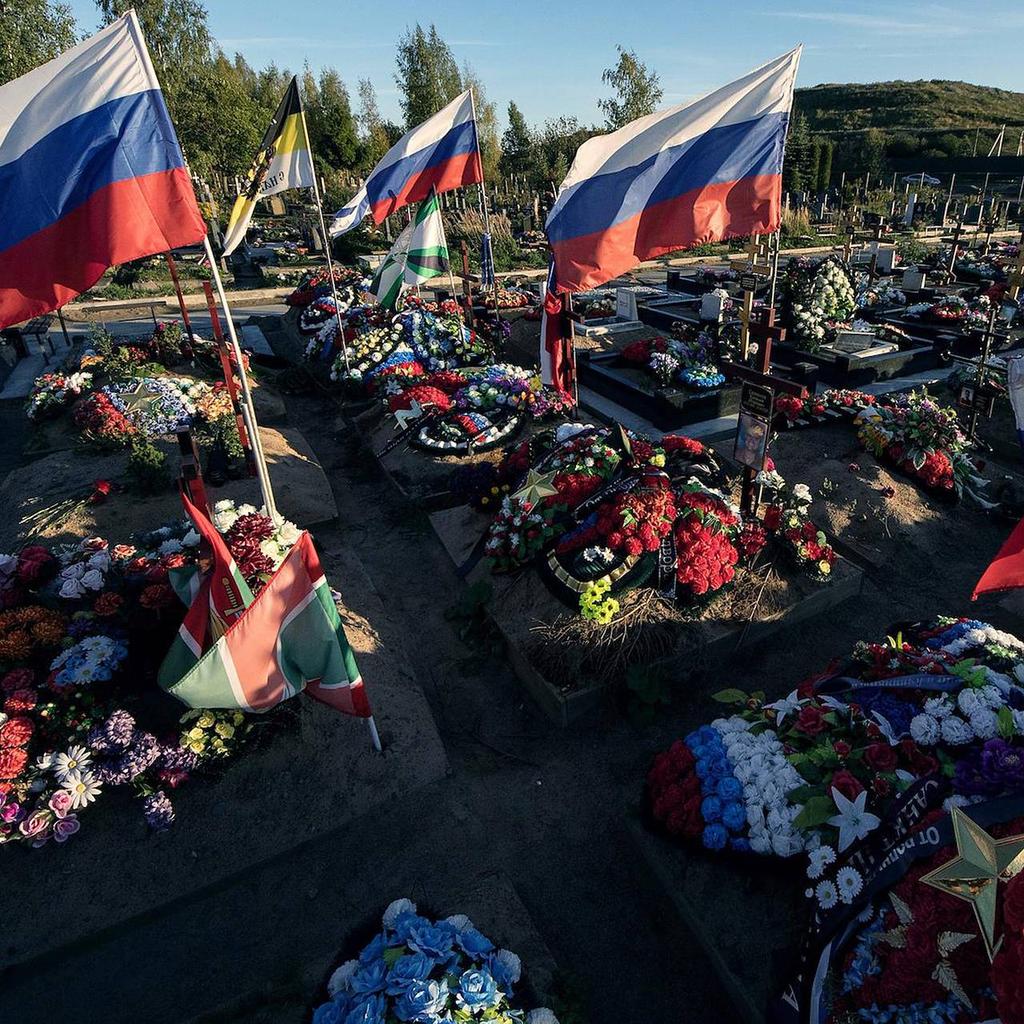 Скажите, зачем россияне помечают власовскими флагами места, где зарыты доблоёбы сдохнувшие zа путинскую движуху?