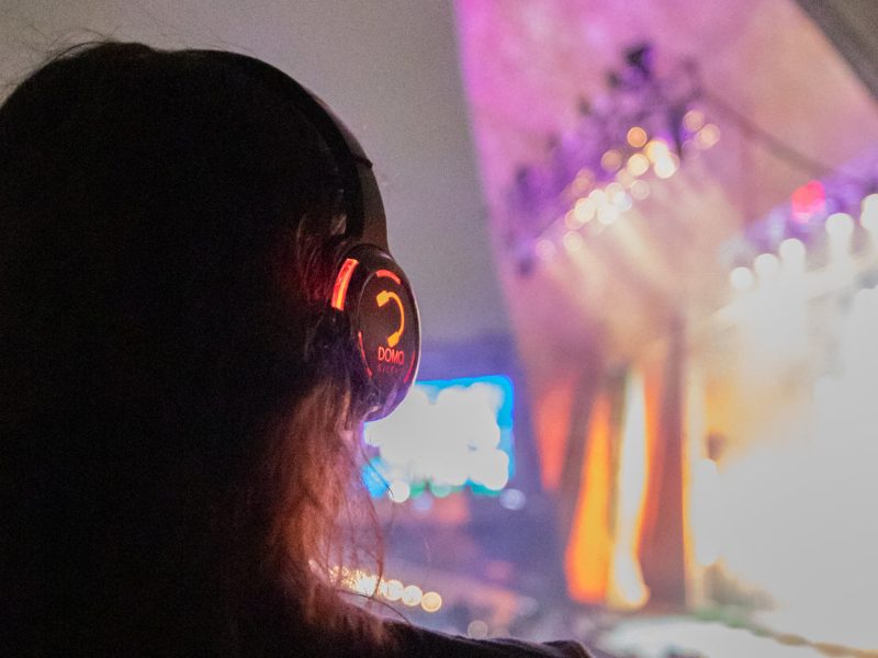 FHCE_Udelar's tweet photo. Audiodescripción en vivo en el @teatrodeverano🎭

🙌 Integrantes de la comunidad de la FHCE participan en el desarrollo y prestación del servicio que está disponible durante la Liguilla del Concurso Oficial de Carnaval.

ℹ️ Más información: https://t.co/VR0rf484pd https://t.co/MWIVefg31g