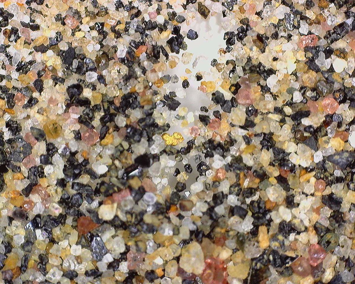 あなたには、この中の粉金が見えるだろうか… 砂金は水から出すと一気に