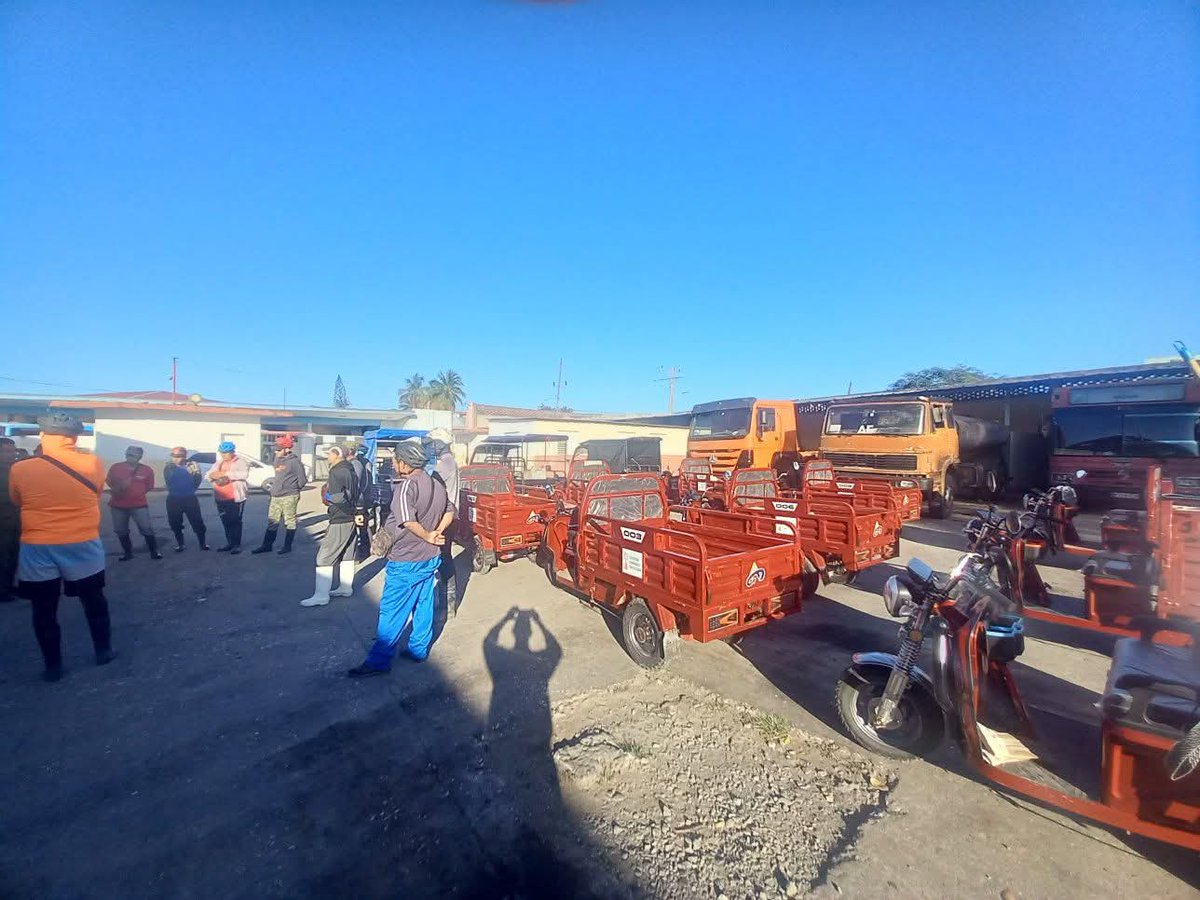 MaglinDel's tweet photo. Así amanecieron colectivos laborales de diferentes sindicatos  en @CTC_VillaClara en acciones de limpieza de residuos sólidos  y embellecimiento #PorCubaJuntosCreamos https://t.co/84ERwDWqVB
