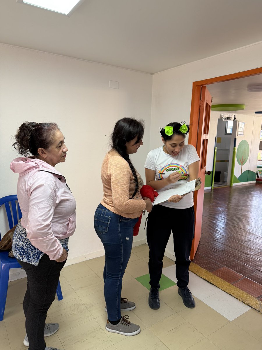 integracionbta's tweet photo. 👉Con el programa Conexión Social, Bogotá me conecta, 🖥️estamos llegando a los jardines infantiles de #Bosa, #Kennedy, #Suba #RafaelUribeUribe y #SanCritóbal.🤗 Uno de estos jardines fue La Esperanza, donde invitamos a los papitos 🙋♀️🙋♂️para que accedan a #InternetGratis, 🔌además a quienes ya reciben el beneficio les preguntamos sobre la calidad del servicio.🤝
En articulación con @ETB.
#AquíSíPasa🟡🔴