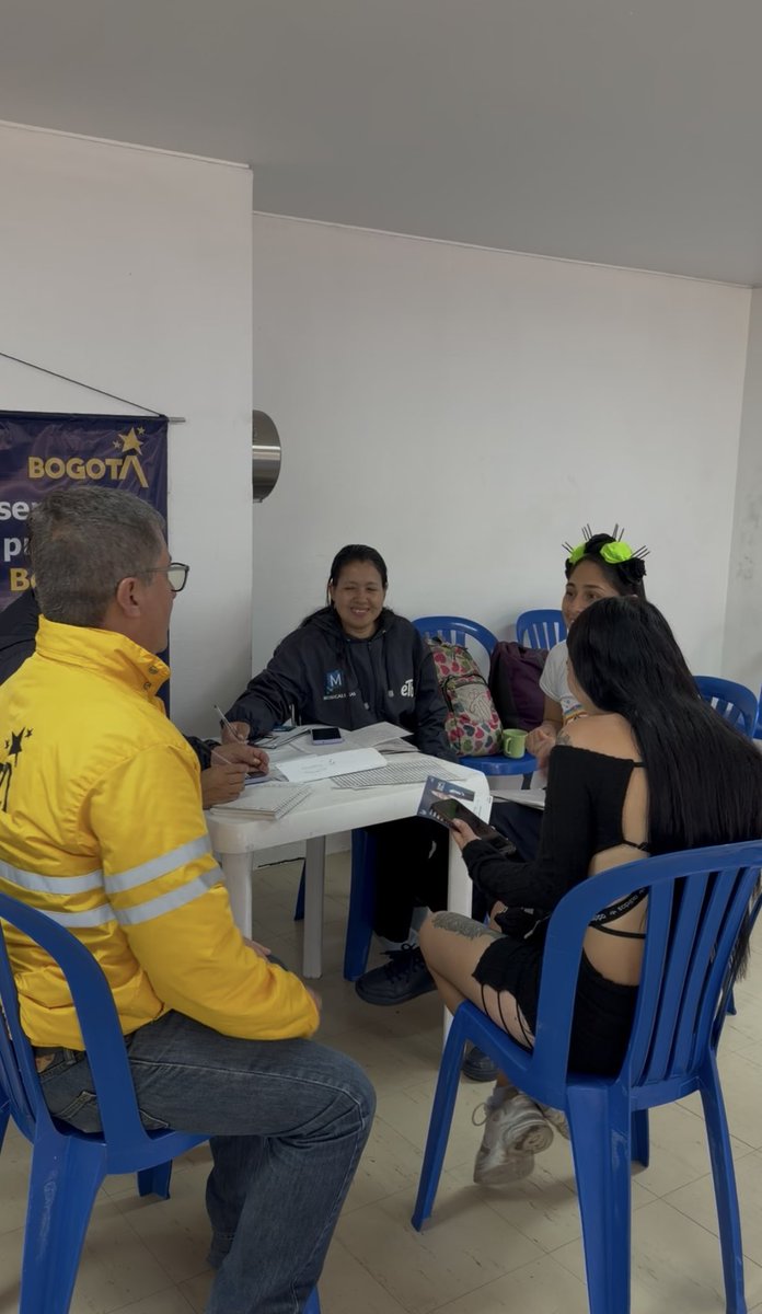 integracionbta's tweet photo. 👉Con el programa Conexión Social, Bogotá me conecta, 🖥️estamos llegando a los jardines infantiles de #Bosa, #Kennedy, #Suba #RafaelUribeUribe y #SanCritóbal.🤗 Uno de estos jardines fue La Esperanza, donde invitamos a los papitos 🙋♀️🙋♂️para que accedan a #InternetGratis, 🔌además a quienes ya reciben el beneficio les preguntamos sobre la calidad del servicio.🤝
En articulación con @ETB.
#AquíSíPasa🟡🔴