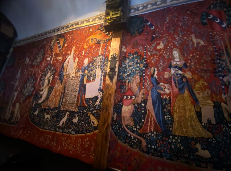 それから店内いっぱいに飾られた「貴婦人と一角獣」のタペストリー