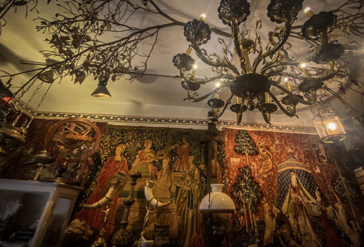 それから店内いっぱいに飾られた「貴婦人と一角獣」のタペストリー