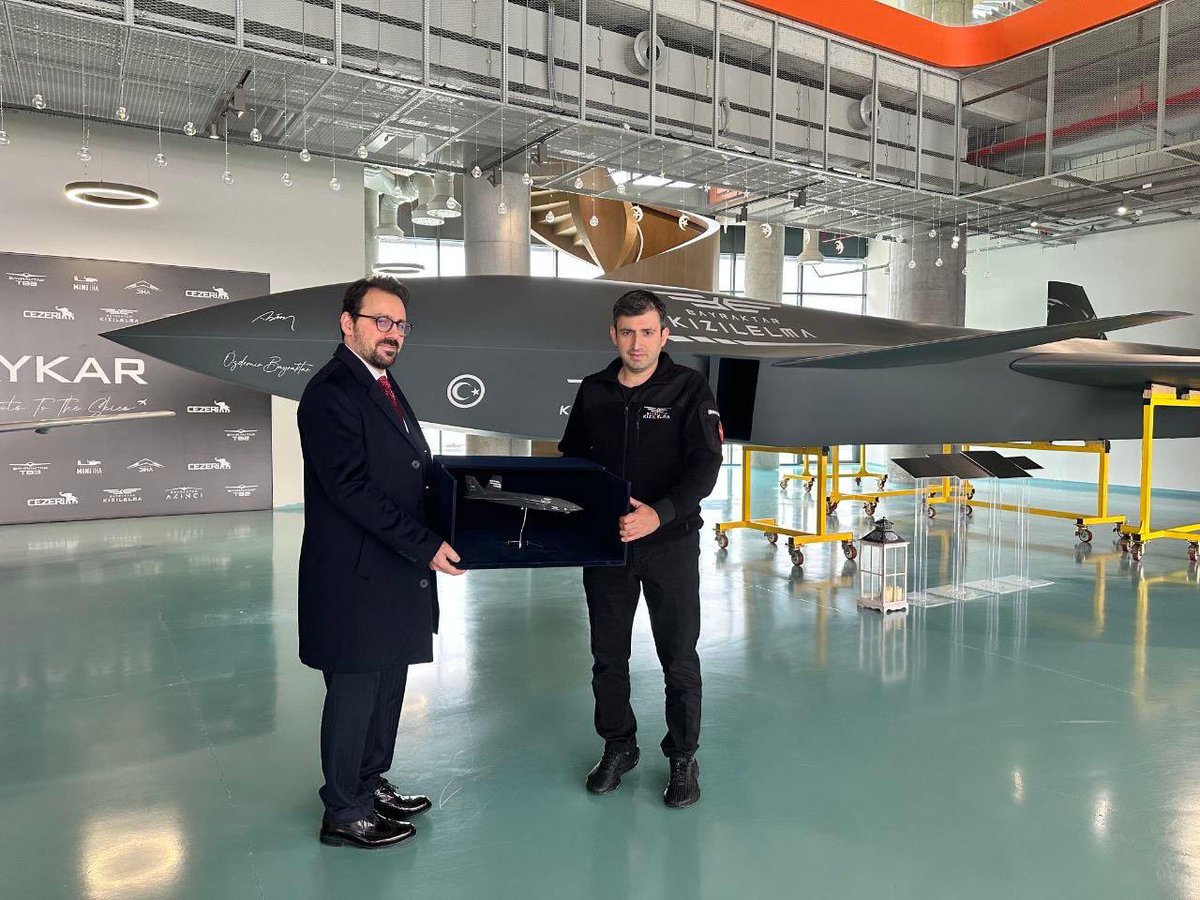 miaedutr's tweet image. Milli İstihbarat Akademisi olarak Özdemir Bayraktar Milli Teknoloji Merkezi’ni ziyaret ettik. Savunma sanayimizin öncü çalışmalarını yerinde inceleme ve kampüsü gezme imkanı bulduğumuz ziyarette, Baykar Yönetim Kurulu Başkanı ve Teknoloji Lideri Selçuk Bayraktar ile teknoloji,