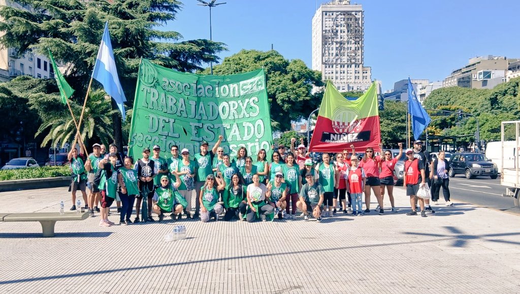 ATERosario's tweet image. #ParoNacional #Ate
Una comitiva de ATE -CTAA Rosario participa en CABA de la marcha contra la reforma laboral 
#NOaLaReformaLaboral
#SalariosDignos