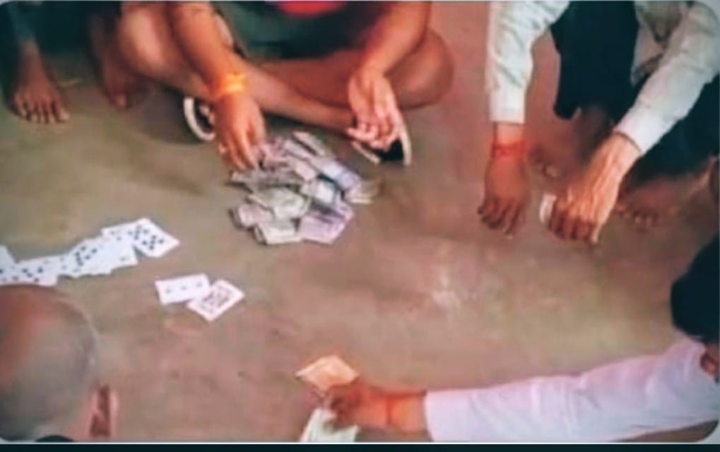 वाराणसी: वाराणसी पुलिस का मुखबिर तंत्र फेल चेतगंज थाना अंतर्गत तथा कथित तौर पर प्रदीप होटल के बगल में महाराजा फड़ नाम के जुए के अड्डे को बंद कराने में स्थानीय प्रशासन और एस ओ जी 2 नाकाम क्यों?
<a href="/112UttarPradesh/">Call 112</a> <a href="/Uppolice/">UP POLICE</a> <a href="/VnsDcp/">DCP Kashi</a> <a href="/IgRangeVaranasi/">DIG Varanasi Range</a> <a href="/varanasipolice/">POLICE COMMISSIONERATE VARANASI</a>