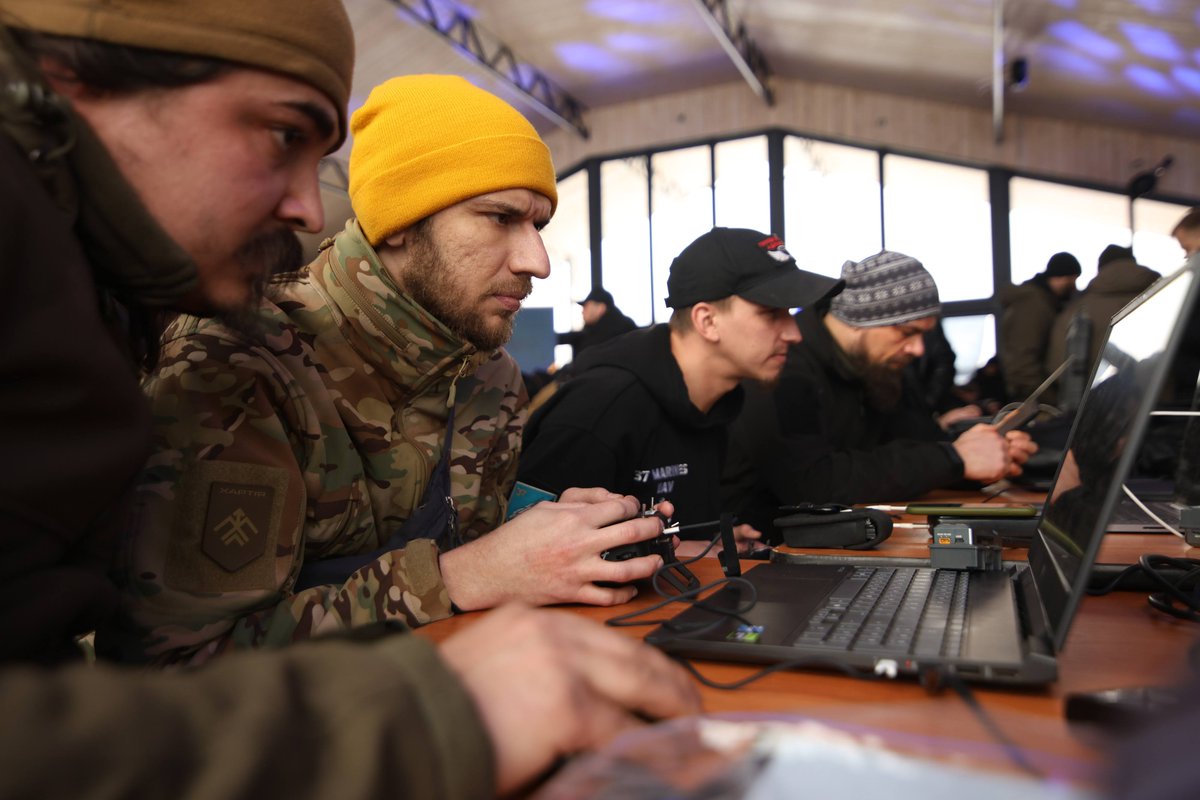 khartiia_corps's tweet photo. Наземні роботизовані комплекси виходять на змагальну трасу – це не початок розважального шоу на телебаченні 2000-х – це Відкритий Кубок Києва з технологічного спорту у дисципліні «Виконання місій НРК»! https://t.co/CQA59kc4bz