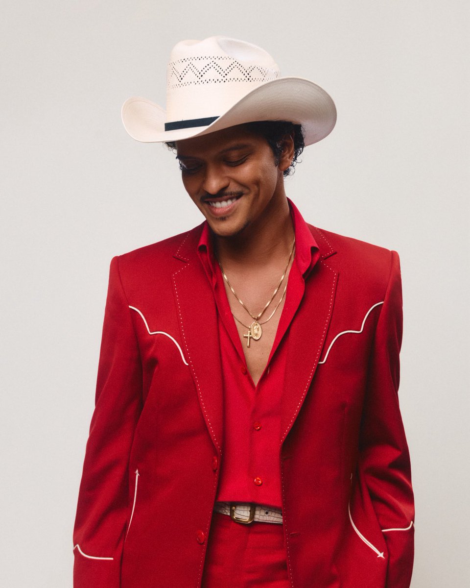 BrunoMarsAccess's tweet photo. “Com nove músicas que somam pouco mais de 30 minutos, o novo lançamento é enxuto (e só por isso já agradecemos a ele), impecavelmente produzido, grande parte de The Romantic é irresistível, graças ao apurado senso de soul de Mars e à sua habilidade de incorporar sons clássicos à sua música com uma atitude moderna que a mantém atual.” — Crítica do USA Today sobre o The Romantic.