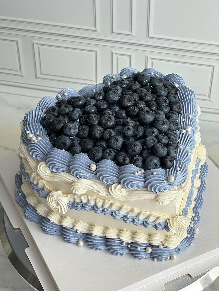 daily_dolce's tweet photo. Pretty cakes for your timeline pt.2 https://t.co/Qlw7OvKDQj