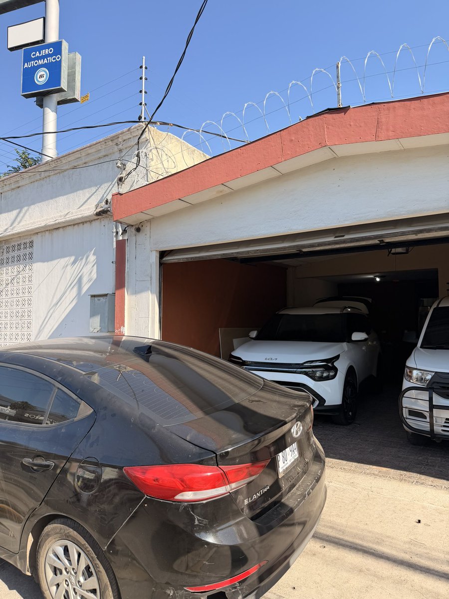 alejandro7672's tweet photo. @VMTElSalvador hago la denuncia de este vehículo obstaculizando salida de cochera, en una situación realmente de emergencia https://t.co/D1o6zcdEuz