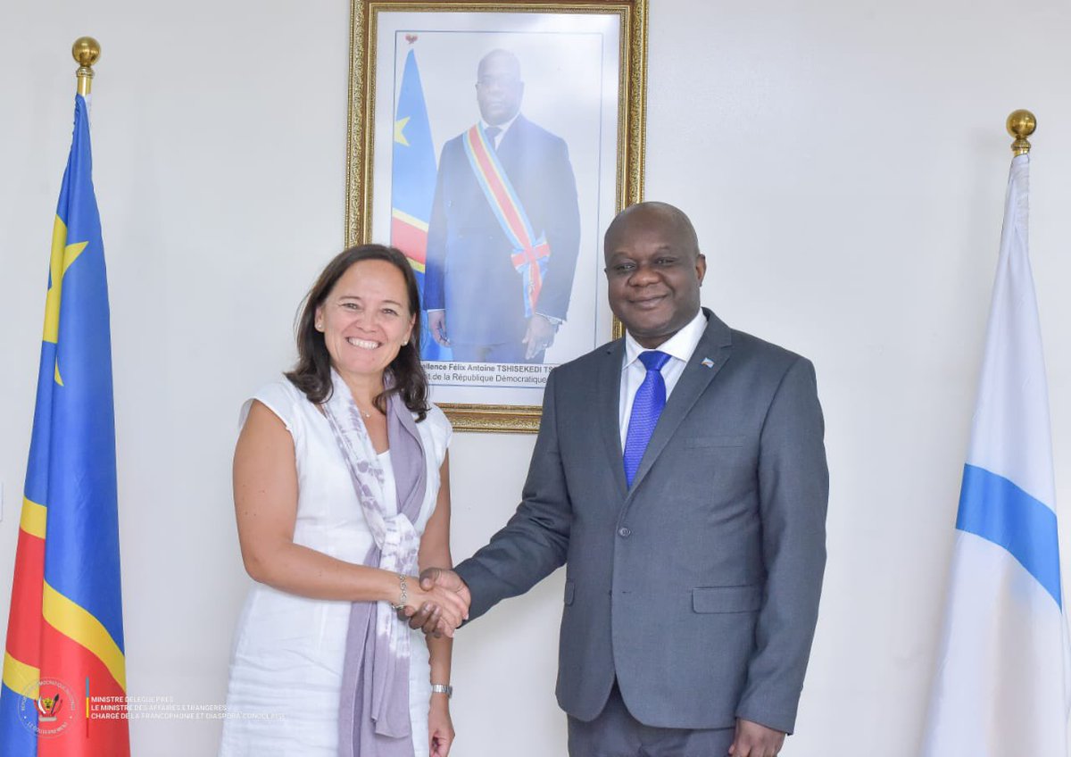 MinDiasporaRdc's tweet photo. Audience diplomatique entre la RDC et la Belgique autour de la Francophonie et de la diaspora

Ce jeudi 26 février, le Ministre délégué près le ministre des Affaires étrangères, en charge de la Francophonie et de la Diaspora congolaise, Son Excellence @CrispinMbadu, a accordé une audience à madame Roxane de Bilderling @DebilderlingR, ambassadrice du Royaume de Belgique en RDC 
Les échanges ont porté essentiellement sur les questions liées à la Francophonie, notamment les prochaines élections du Secrétaire général de l’Organisation internationale de la Francophonie, ainsi que sur les enjeux relatifs à la diaspora congolaise vivant en Belgique.

Les deux personnalités ont, par ailleurs, souligné l’importance de renforcer la coopération bilatérale entre la RDC et la Belgique, en tenant compte de la forte présence de la communauté congolaise en Belgique et du rôle stratégique que joue la diaspora dans le développement, la diplomatie et le rayonnement international de la RDC.

@Presidence_RDC @PrimatureRDC @RDC_Minafet 
#RDCONGO #Belgique #relationships #Francophonie #Kinshasa #Bruxelles #Diplomatie
