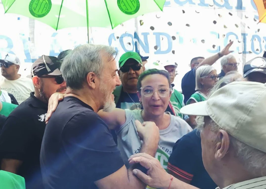 ATERosario's tweet image. #ParoNacional #Ate
Una comitiva de ATE -CTAA Rosario participa en CABA de la marcha contra la reforma laboral 
#NOaLaReformaLaboral
#SalariosDignos