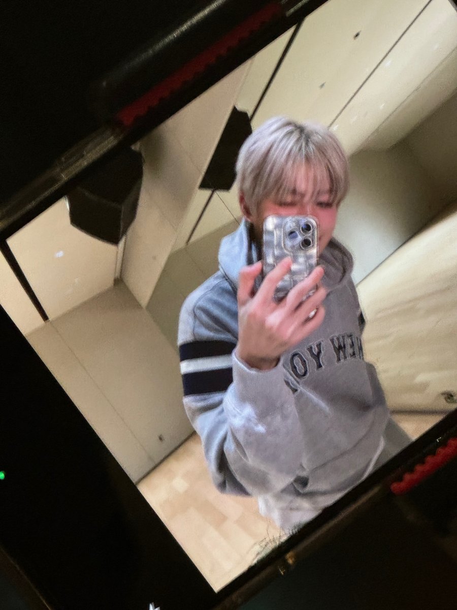 이 사진 왜케 좋지
비뚤한 카메라각도에 약간 흔들린 느낌으로 찍은것까지 너무 빠져서 지금 30분 동안 빤히 봄