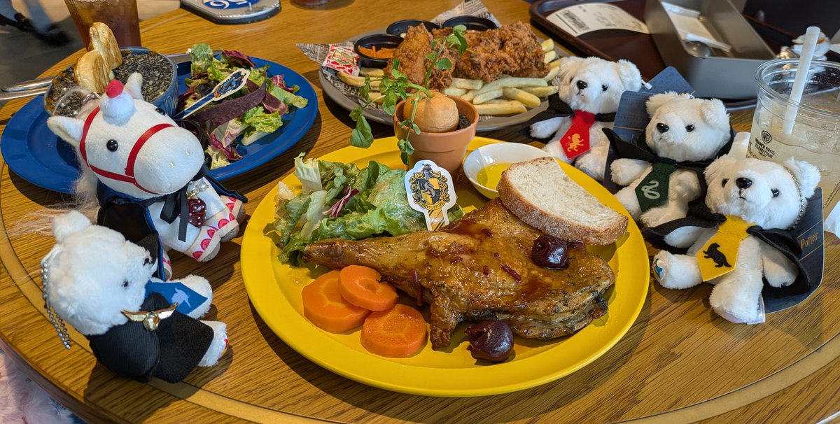 tagittarius's tweet photo. 🦡スタッフさん達、『寮杯の優勝は無理だろうけど一票でも🦡に点が入って欲しい😉』『投票もして楽しんで過ごしてほしい！！😭（苦戦してた時）』などと言ってくれて、（自分と考えが似てるなぁ）と思い改めて自分の🦡適性を感じたのだった
マジでお騒がせしました…！

#スタジオツアー東京 https://t.co/vH7XlsZnZR