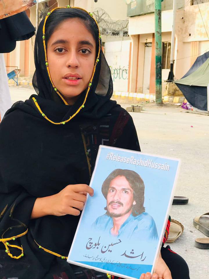 گذشتہ 8 سالوں سے ہمیں ریاست اتنا بھی بتا نہیں سکا کہ میرے چاچو کو کس جرم میں کسی دوسرے ملک سے اغوا کرکے پاکستان لایا گیا۔

الزامات، دھمکیاں اور سالوں سے عدالتی چکر ریاست نے ہمیں مزید تکلیف دینے میرے والد اور دیگر رشتہ داروں کو جبری لاپتہ کرنے کے علاوہ کچھ نہیں دیا۔