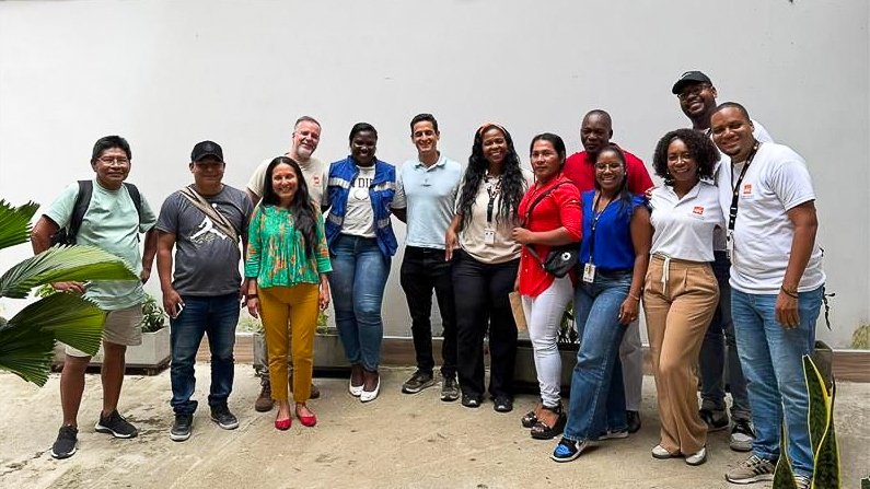 NRC_LAC's tweet photo. La crisis humanitaria en Chocó, #Colombia exige respuestas coordinadas.

Recorrimos el territorio para escuchar a las comunidades sobre el impacto del confinamiento y el reclutamiento. Sumar esfuerzos entre cooperación internacional, instituciones y sociedad civil es el único camino para cerrar brechas y salvar vidas. 

Junto al Departamento de Estado de los Estados Unidos, @DefensoriaCol, @UnidadVictimas, autoridades y líderes locales, seguimos contribuyendo en la respuesta humanitaria en el departamento.

Juntos fortalecemos la respuesta a las víctimas del conflicto. 🧵