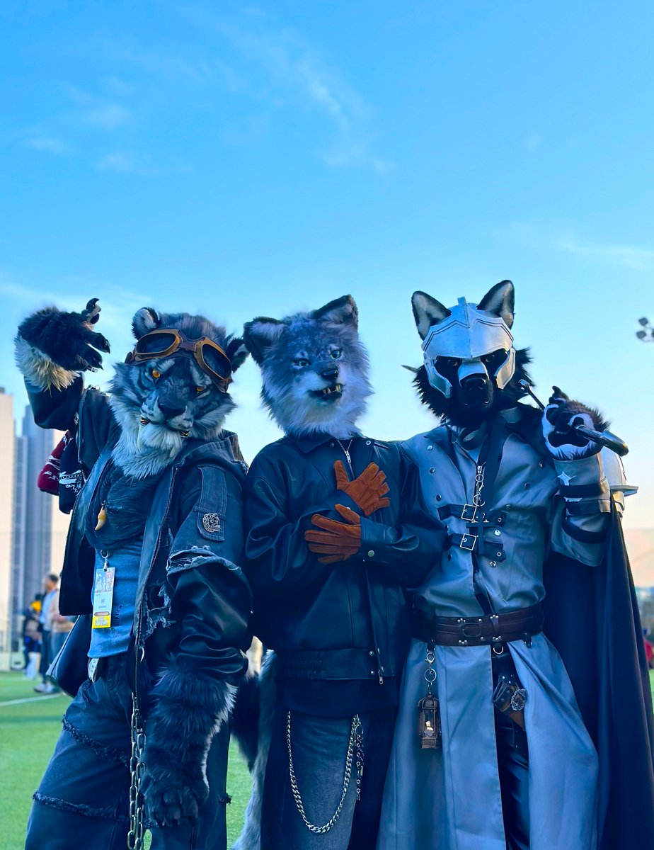 #fursuit #FurryJoA2026 

모프님과 헤이즈님!

리얼계라 사나워 보이지만 우리모두 친절해요 😊

<a href="/gonheuk/">곤흑</a>