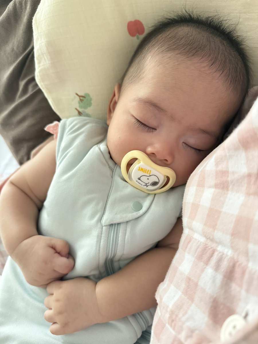 Mickyeeyore's tweet photo. เจ้าเด็กช่วงนี้ชอบให้อุ้มนอนมาก อีกสองวันจะต้องกลับไปทำงานแล้ว ยังดีที่ยังได้ WFH อยู่ แต่ถ้าวันที่ต้องเข้าออฟฟิศจริงๆ คงคิดถึงกลิ่นลูกแน่ๆ https://t.co/GDKUZ247nI