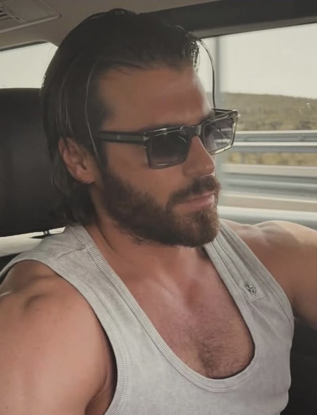 IG post @canyaman

Mr #CanYaman ci regala Kaplan ☀️💥🔥

#ElLaberintoDeLasMariposas 🦋