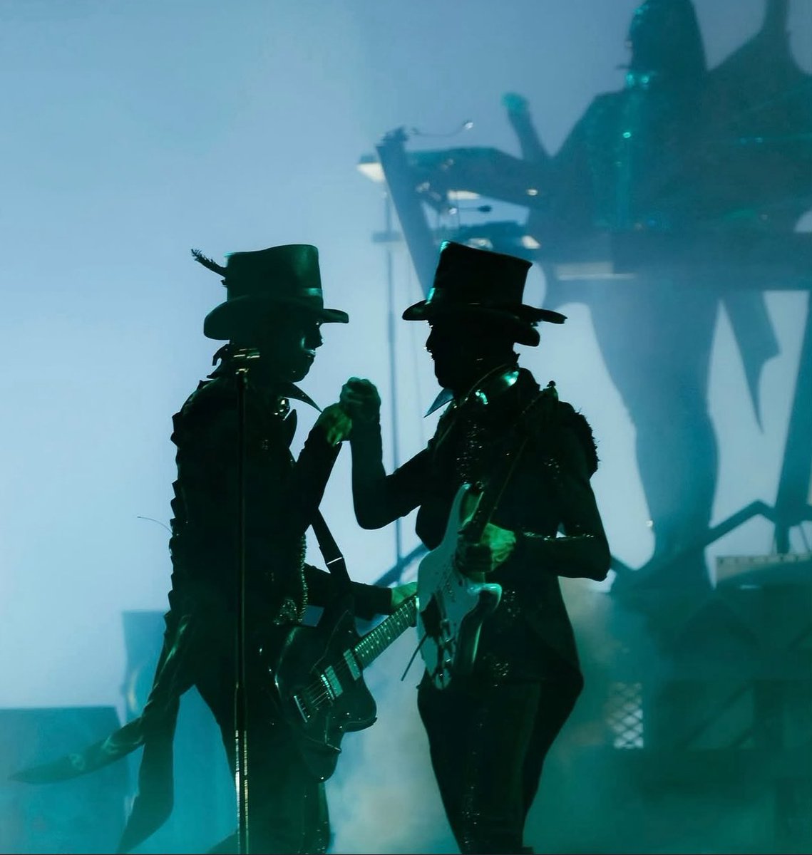 _missgrim_'s tweet photo. Dew is a sucker for a fist bump - a small 🧵 https://t.co/gcgsRYalXK