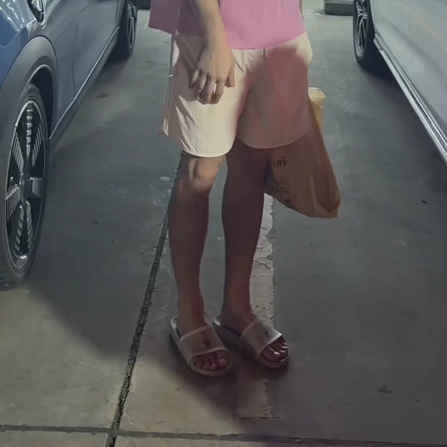 น้องยูโรชอบใส่โอเวอร์ไซส์หมด แม้กระทั่งรองเท้า