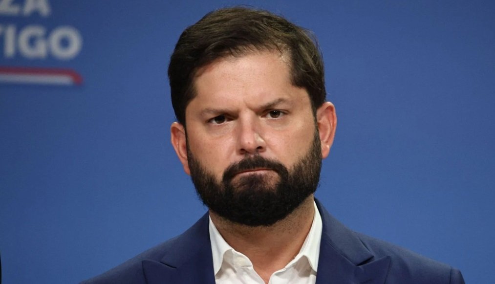 Gobierno de Boric tramitó el Cable Chino sólo en 63 días y seis personas visaron el decreto en apenas 25 horas gamba.cl/2026/02/boric-…